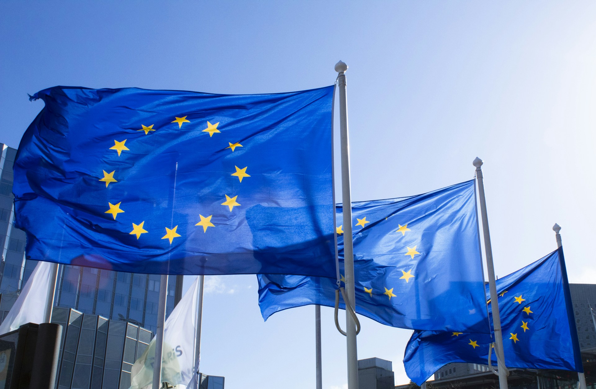 ΕΕ: Η Ευρωπαϊκή Ένωση ήρε τις οικονομικές κυρώσεις κατά της Συρίας
