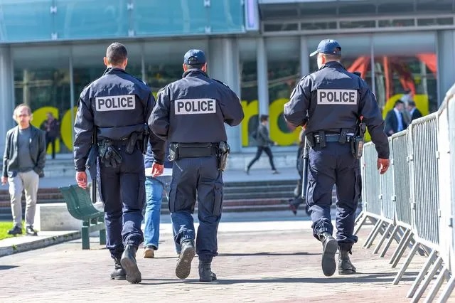Παρίσι: Μαθητής μαχαίρωσε επιστάτρια Γυμνασίου Παρίσι: Μαθητής μαχαίρωσε επιστάτρια Γυμνασίου