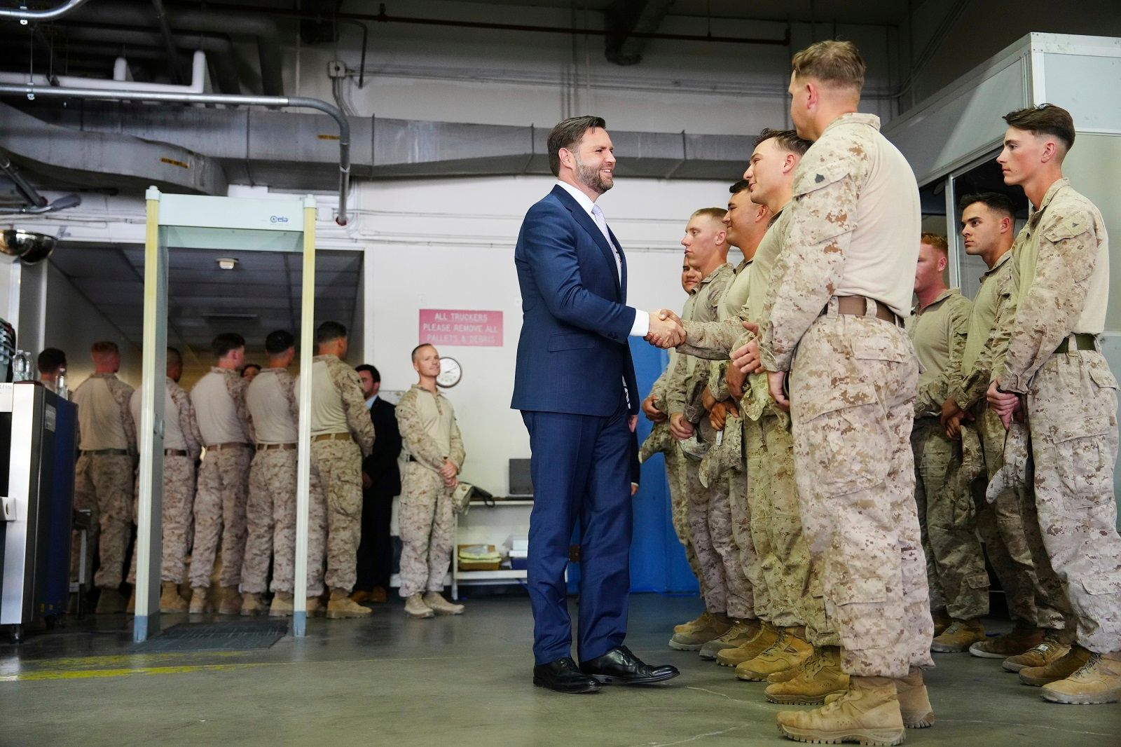 Βανς: Τα στρατεύματα χρειάζεται να παραμείνουν στο Λος Άντζελες
