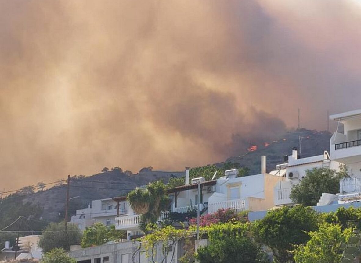 Νέα αναζωπύρωση της φωτιάς στην Ιεράπετρα - Εκκενώνονται οικισμοί (ΒΙΝΤΕΟ)