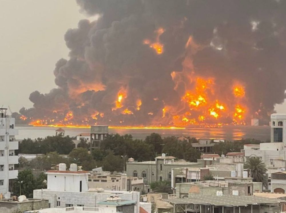 Ζημιές στις αποβάθρες λιμανιού της Υεμένης μετά τους βομβαρδισμούς του Ισραήλ
