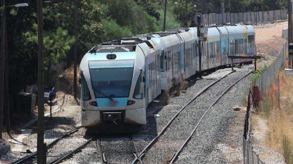 Πάτρα: Σύγκρουση συρμού του Προαστιακού με αυτοκίνητο