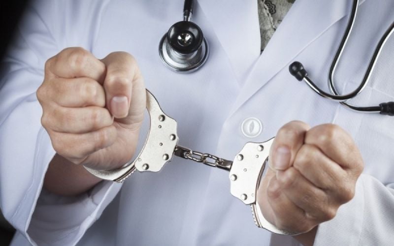 Στη φυλακή δύο «μαϊμού» γιατροί- Ξάφρισαν 86.000 ευρώ από τρεις ηλικιωμένες