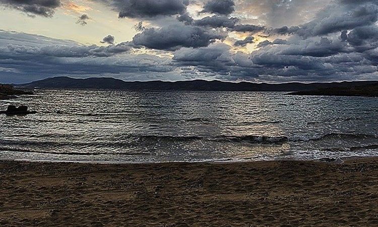 «Χαλά» ο καιρός μέσα στο κατακαλόκαιρο – Βροχές και καταιγίδες στα ορεινά