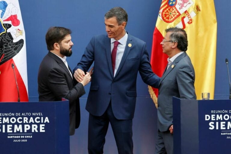 Η δημοκρατία υφίσταται επίθεση λένε ηγέτες κεντροαριστεράς σε σύνοδο στη Χιλή Η δημοκρατία υφίσταται επίθεση λένε ηγέτες κεντροαριστεράς σε σύνοδο στη Χιλή
