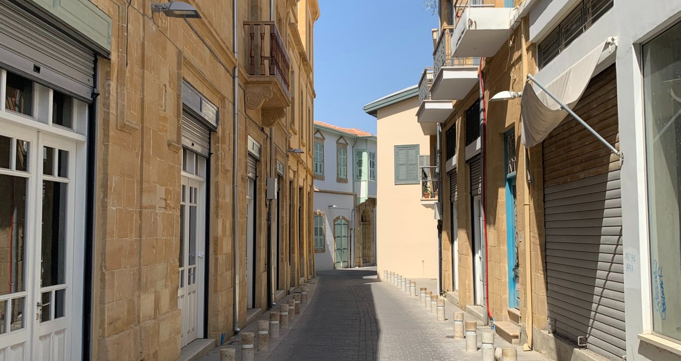 Η δασκάλα με τα μαύρα