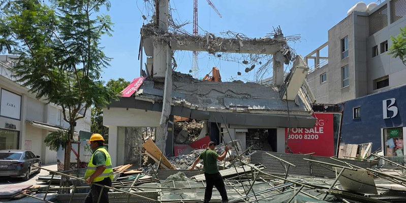 Κατέρρευσε μέρος κτιρίου στη Μακαρίου-Γέμισε σκαλωσιές ο δρόμος (vids+pics)