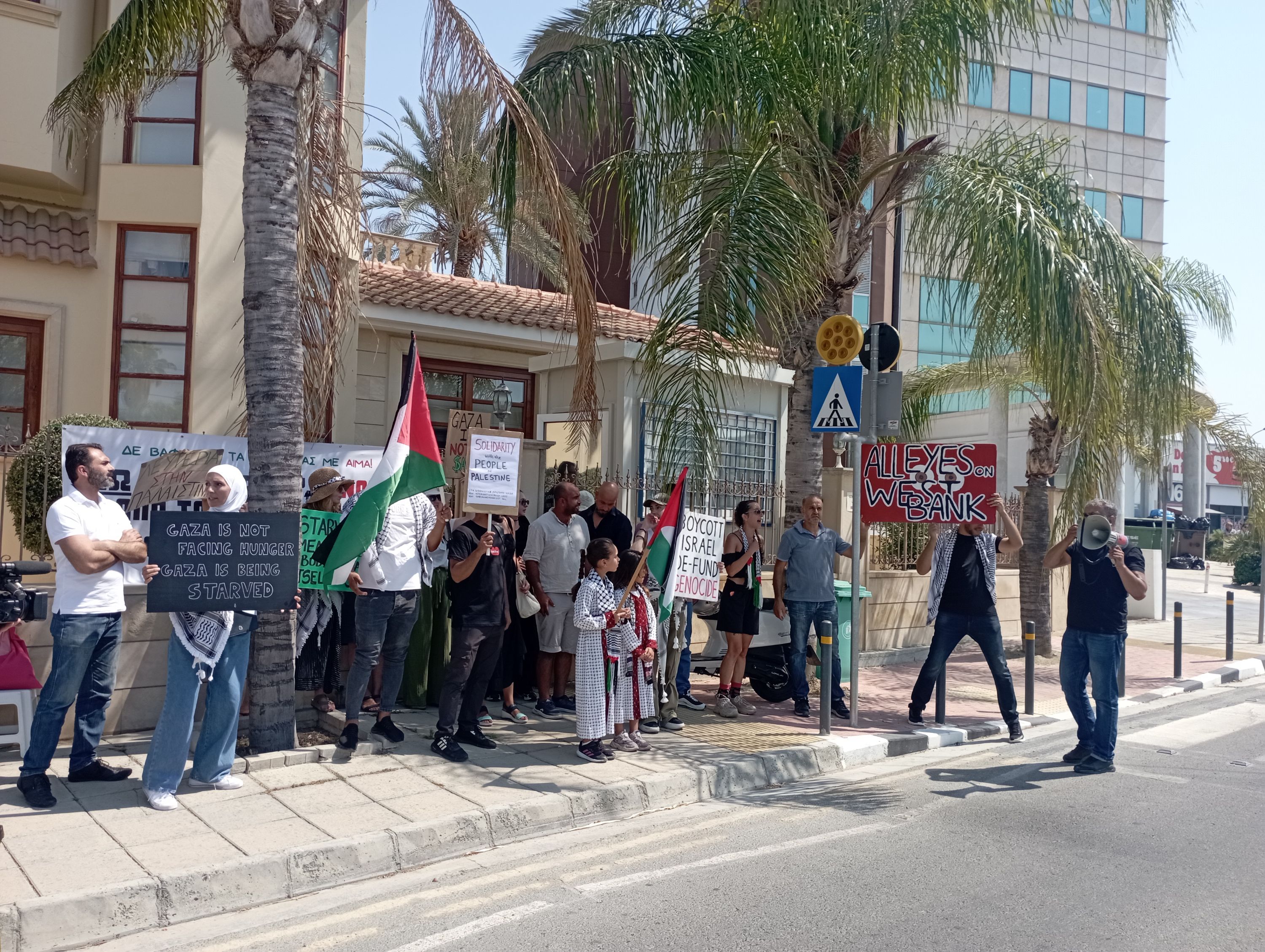 Διαμαρτυρία και απεργία πείνας έξω από την Πρέσβεία Παλαιστίνης Διαμαρτυρία και απεργία πείνας έξω από την Πρέσβεία Παλαιστίνης