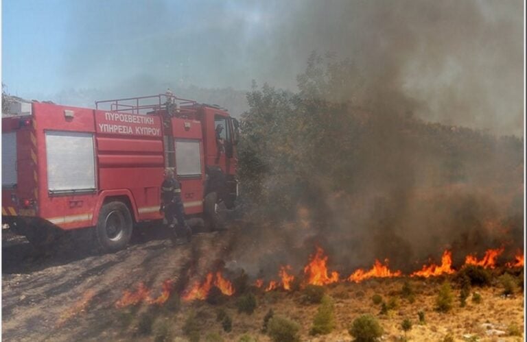 Ανεξέλεγκτη η φωτιά στο τρίγωνο Αγίας Βαρβάρας, Νατάς και Επισκοπής Ανεξέλεγκτη η φωτιά στο τρίγωνο Αγίας Βαρβάρας, Νατάς και Επισκοπής
