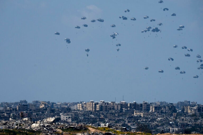 Το Ισραήλ θα επιτρέψει σε ξένες χώρες τη ρίψη βοήθειας στη Γάζα Το Ισραήλ θα επιτρέψει σε ξένες χώρες τη ρίψη βοήθειας στη Γάζα