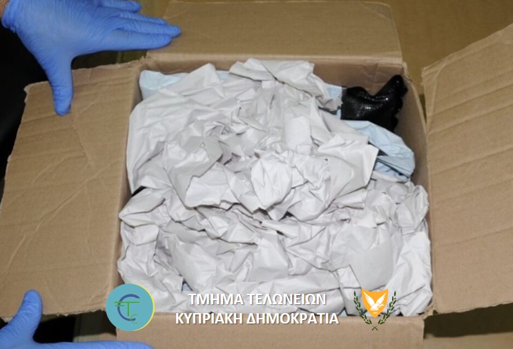 Εντόπισαν ναρκωτικά σε μπουρνούζι, τσάντες και καπέλα στη Λάρνακα (pics)