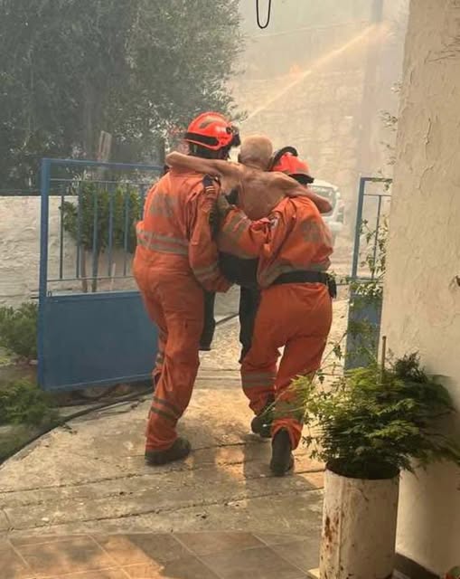 Συγκλονιστική εικόνα την Πυρκαγιά στη Λεμεσό – Εθελοντές έσωσαν παππού