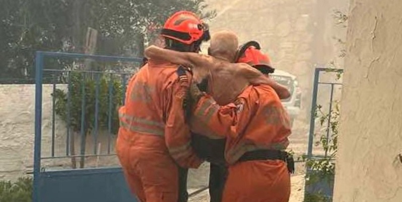 Συγκλονιστική εικόνα από τις Πυρκαγιές στη Λεμεσό - Εθελοντές έσωσαν παππού