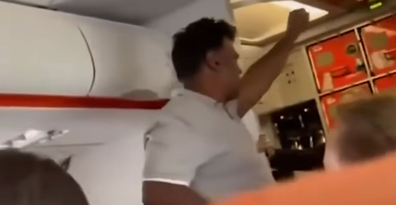 Πανικός σε πτήση προς Γλασκώβη: Άνδρας φώναζε «βόμβα» και «θάνατος στον Τραμπ» Πανικός σε πτήση προς Γλασκώβη: Άνδρας φώναζε «βόμβα» και «θάνατος στον Τραμπ»
