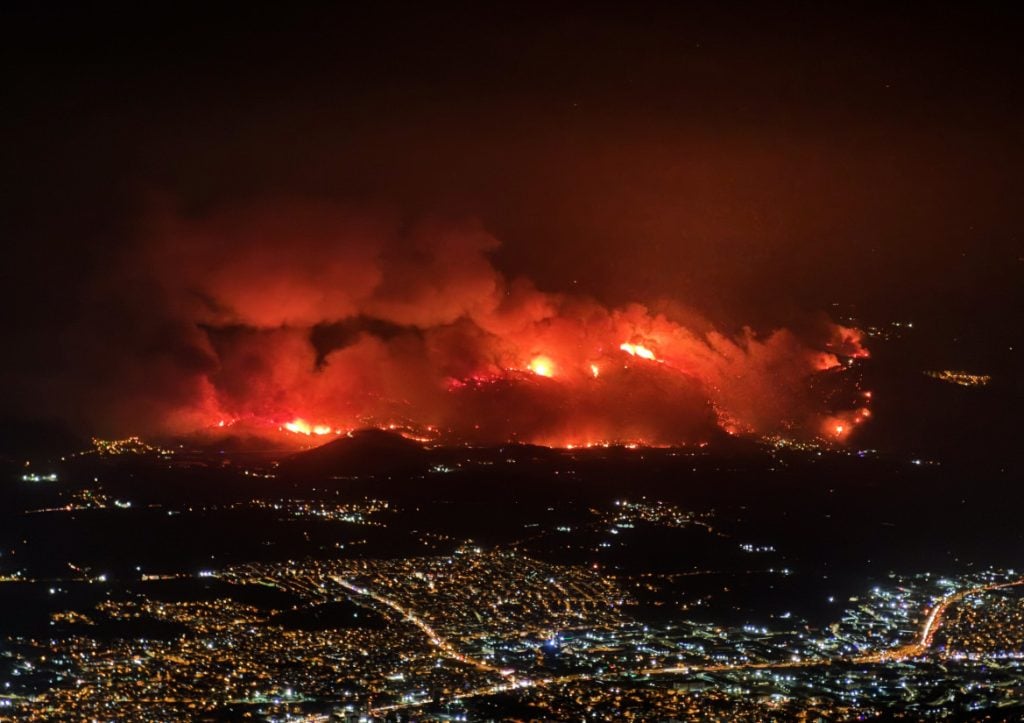 Πύρινη λαίλαπα σε Προύσα και Καραμπούκ – Εκκενώσεις και καταστροφές Πύρινη λαίλαπα σε Προύσα και Καραμπούκ – Εκκενώσεις και καταστροφές