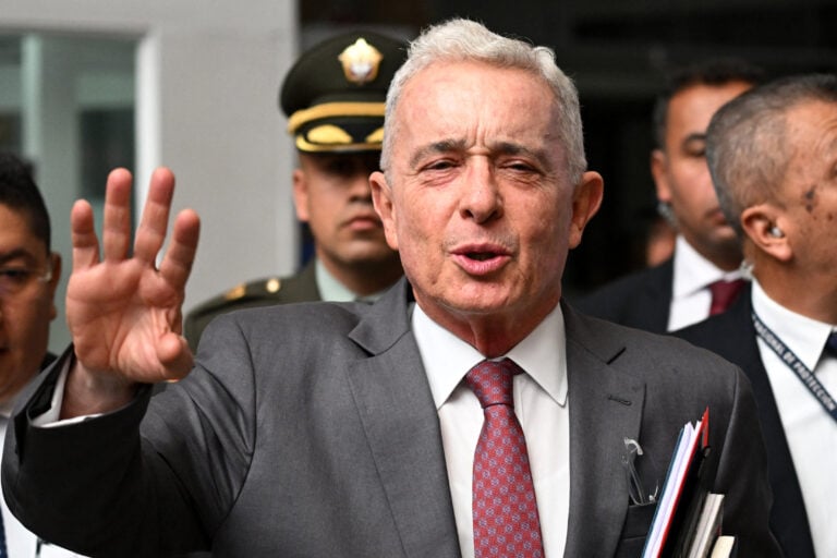 Κολομβία:Ο πρώην πρόεδρος Ουρίμπε καταδικάστηκε σε 12ετή κατ’ οίκον περιορισμό