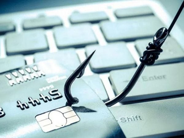 Σύλληψη 49χρονης για απάτη €720.000-Παρίστανε πρώην τραπεζικό Σύλληψη 49χρονης για απάτη €720.000-Παρίστανε πρώην τραπεζικό