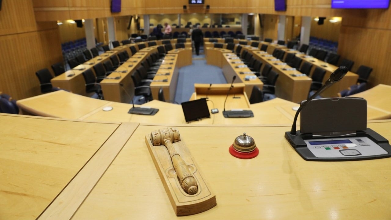 Βουλή: Έκτακτη συνεδρία για τις μετακινήσεις εκπαιδευτικών