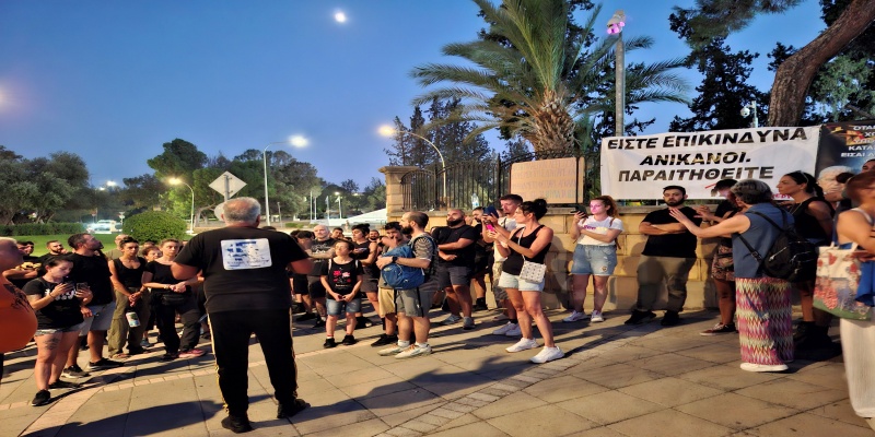 Διαμαρτυρία έξω από το Προεδρικό: «Είστε επικίνδυνα ανίκανοι - Παραιτηθείτε»