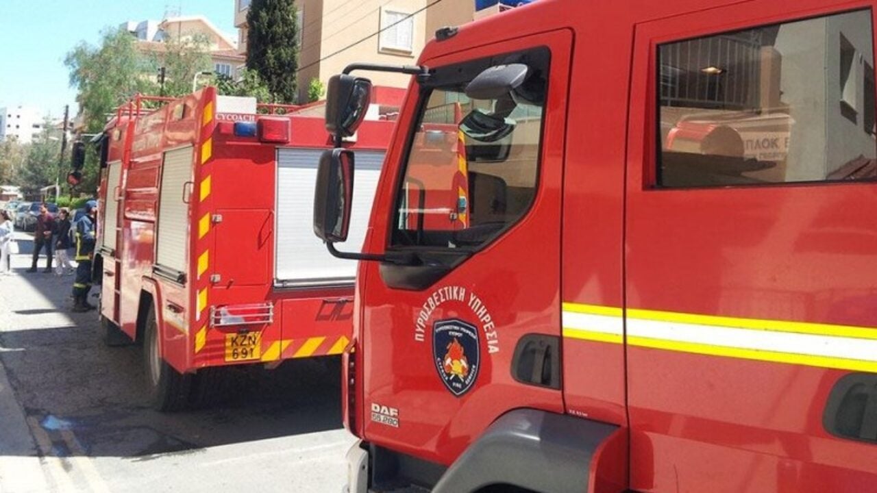 Στις φλόγες όχημα 22χρονης στη Λεμεσό – Ζημιές και σε δεύτερο