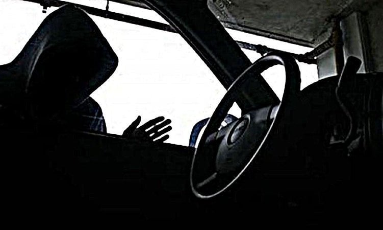 Έσπασε τζάμι οχήματος και έκλεψε γυναικεία τσάντα - Χειροπέδες σε 55χρονο