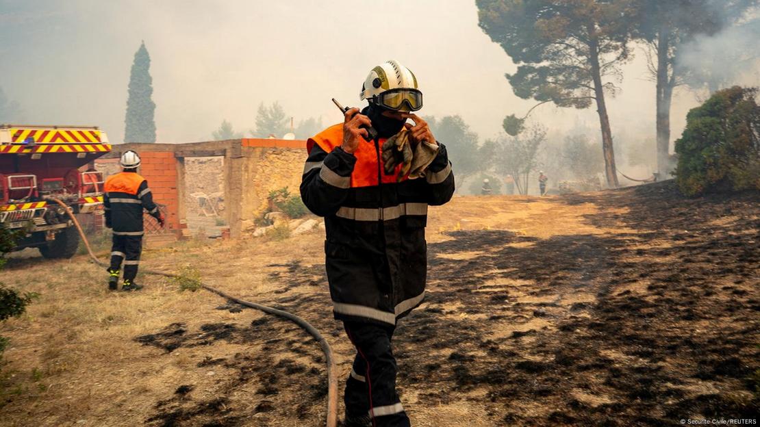 Γαλλία: Οι πυροσβέστες δίνουν για τρίτη ημέρα μάχη με τεράστια πυρκαγιά