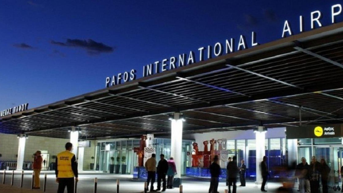 Έφτασε Κύπρο με 24 κιλά ναρκωτικά στις αποσκευές της - Χειροπέδες σε 25χρονη