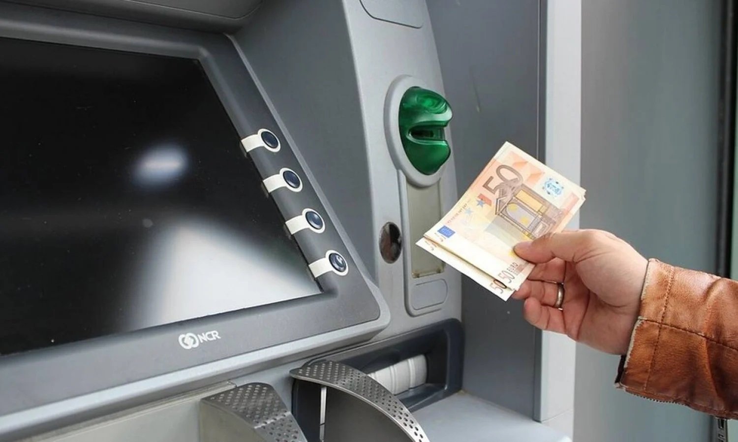 Δίχως χρεώσεις από σήμερα οι αναλήψεις στα ΑΤΜ ελληνικών τραπεζών