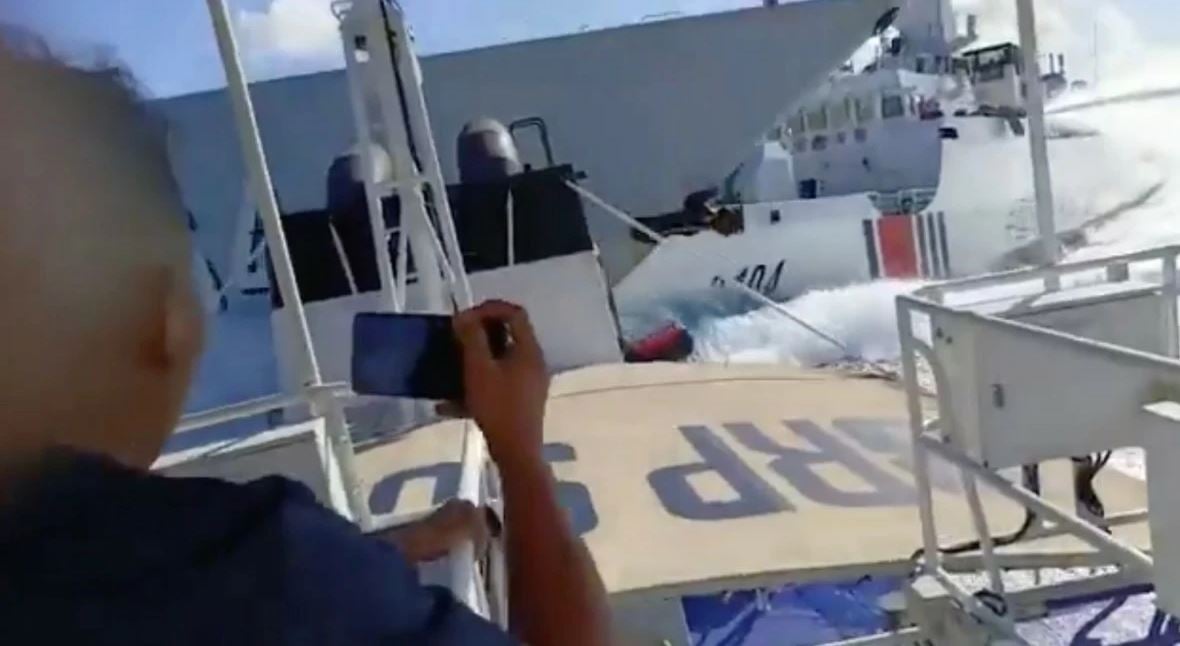 Σύγκρουση Κινεζικών και Φιλιππινέζικων σκαφών στη Νότια Θάλασσα (BINTEO)