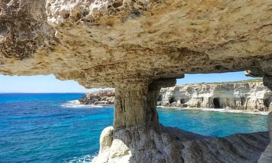 Στο νοσοκομείο ένα πρόσωπο μετά από πτώση στις θαλασσινές σπηλιές Αγίας Νάπας