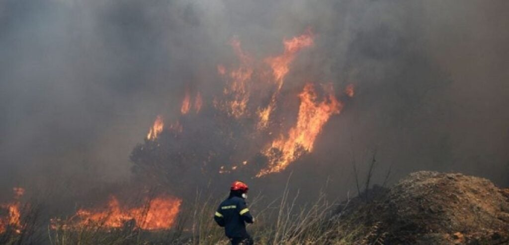 Μάχη με τις φλόγες σε Ζάκυνθο και Αχαΐα Μάχη με τις φλόγες σε Ζάκυνθο και Αχαΐα