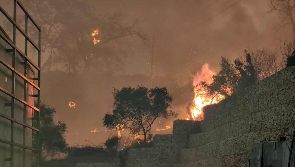 Πύρινη κόλαση στη Αχαΐα: Μπαράζ «112» για εκκενώσεις-Κάηκαν σπίτια