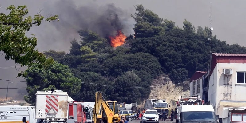 Ανεξέλεγκτες φωτιές σε Αχαΐα, Πρέβεζα - Σκληρή μάχη σε Πάτρα και Φιλιππιάδα