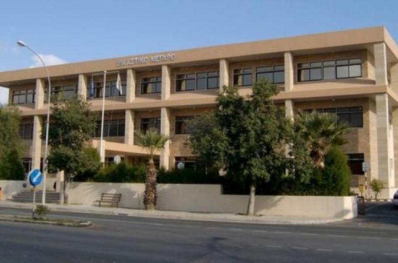 Στις 15/9 η ποινή σε 53χρονο που κτύπησε με το όχημα προθήκη καφεστιατορίου