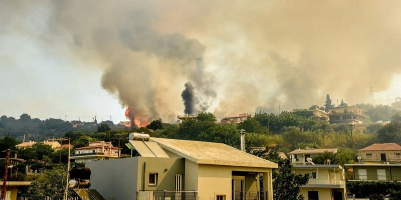 Οι φλόγες μια ανάσα από την πόλη της Πάτρας - Συνεχείς εκκενώσεις (pics)