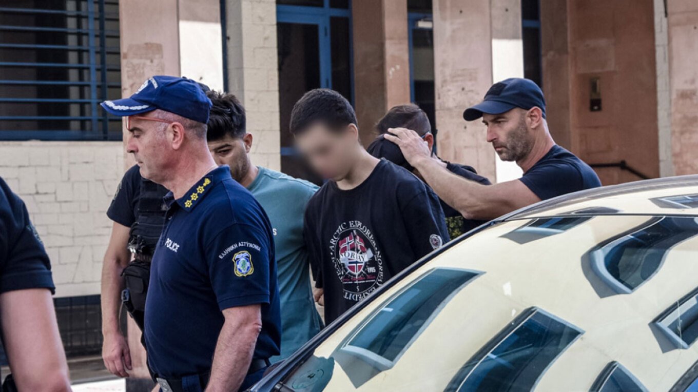 «Κάψατε την Πάτρα, ντροπή σας» - Εξαγριωμένοι πολίτες στην Ελλάδα (ΒΙΝΤΕΟ)