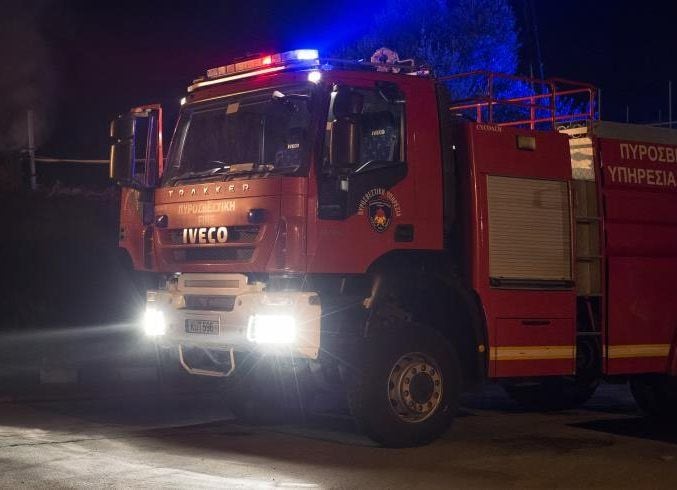 Αραδίππου:  Εύφλεκτη ύλη προκάλεσε φωτιά και κατέστρεψε αυτοκίνητο 42χρονου