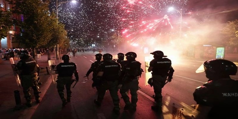 Χάος στη Σερβία μετά από επίθεση διαδηλωτών σε γραφεία του SNS