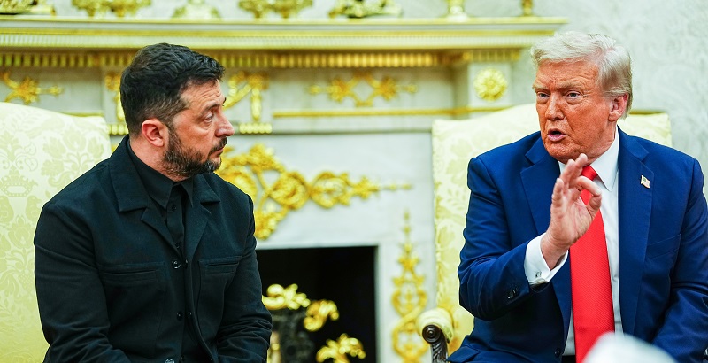 «Φαίνεστε υπέροχος με κοστούμι»: Τα ενδυματολογικά Ζελένσκι και τα γέλια Τραμπ