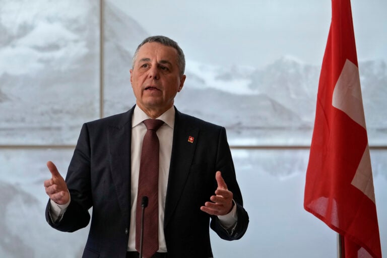 Η Ελβετία έτοιμη να φιλοξενήσει τον Πούτιν για ειρηνευτικές συνομιλίες Η Ελβετία έτοιμη να φιλοξενήσει τον Πούτιν για ειρηνευτικές συνομιλίες