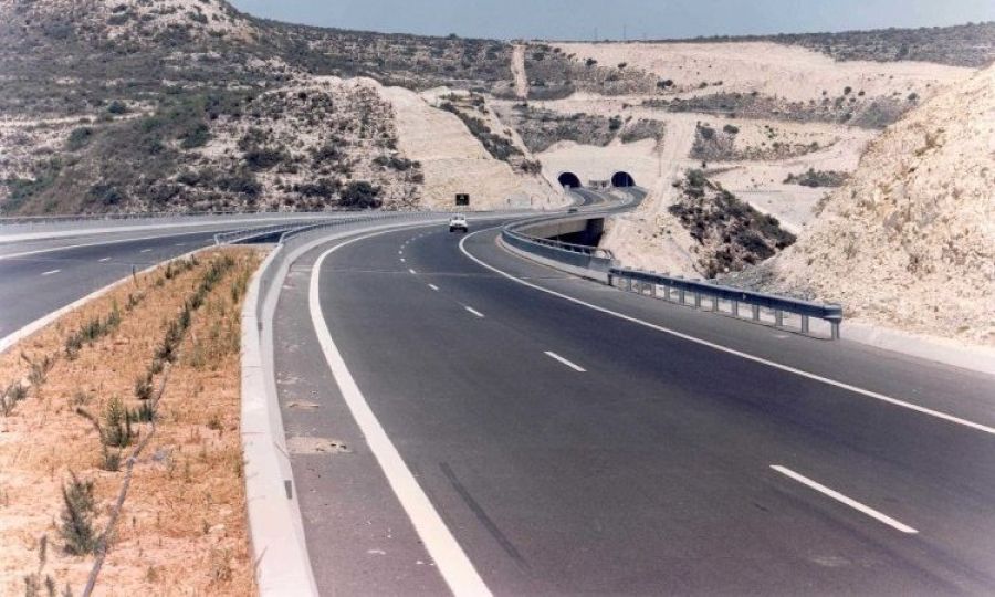 Εργασίες στην κεντρική νησίδα του αυτοκινητόδρομου Πάφου-Λεμεσού