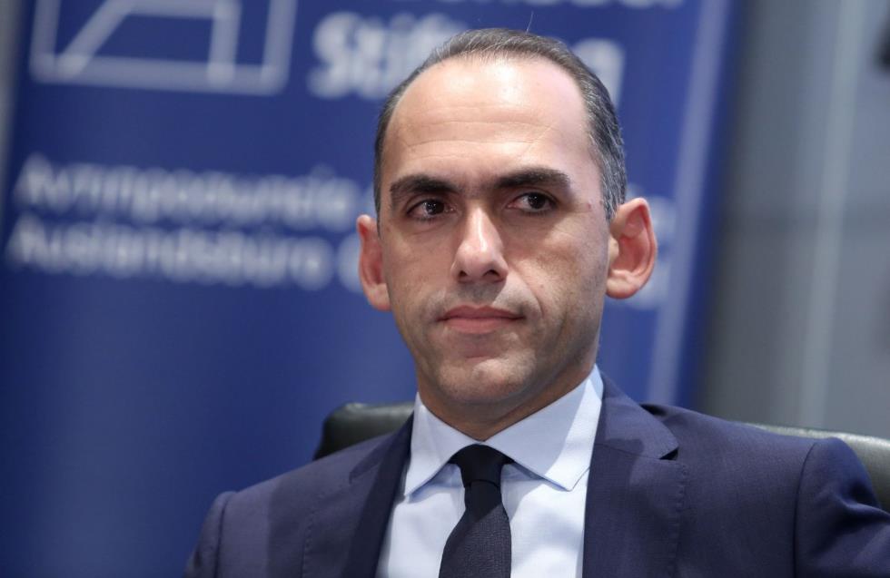 Χαρής σε ρόλο γεφυροποιού της κεντροδεξιάς: Το παζλ ΔΗΣΥ-ΔΗΚΟ-ΔΗΠΑ ενόψει 2028
