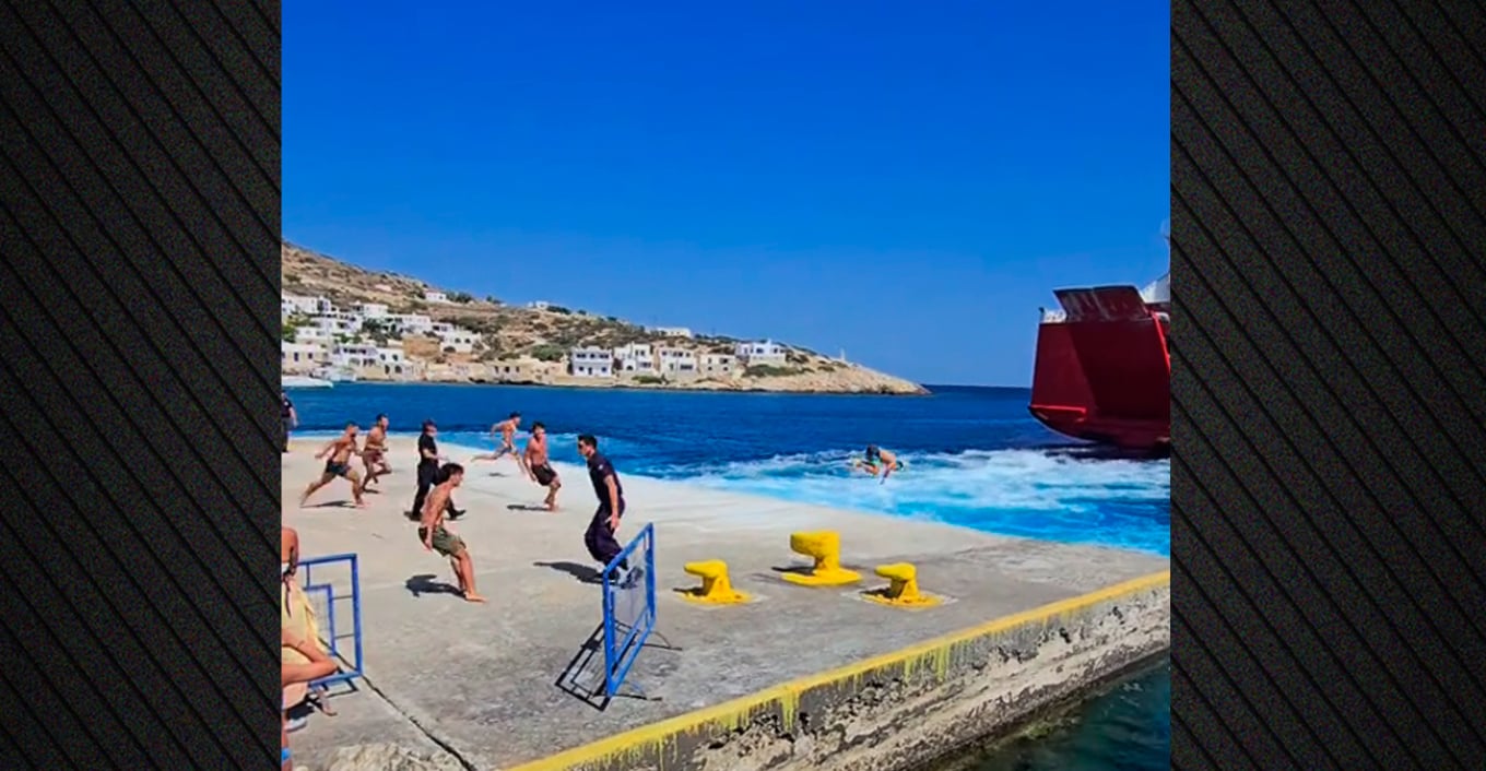 Σίκινος: Κυνηγητό με τους «απονεριστές» που βουτούν πίσω από τα πλοία (vid)