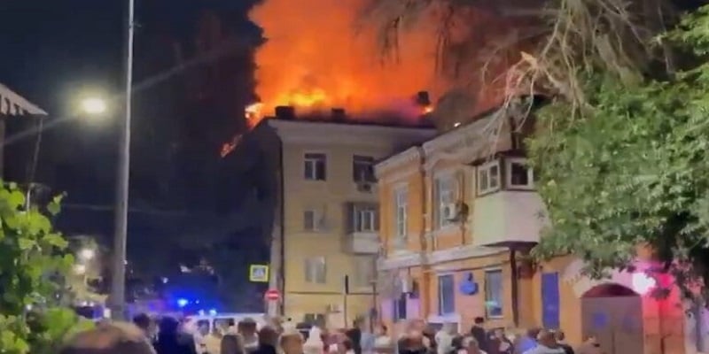 Πυρκαγιά σε πολυκατοικία στη Ραστόφ από συντρίμμια ουκρανικού drone