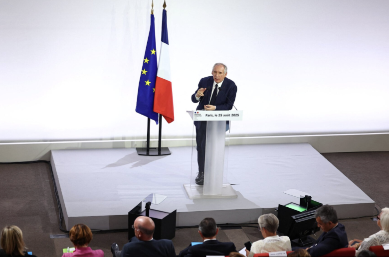 Δημοσκόπηση: Οι περισσότεροι Γάλλοι θέλουν διάλυση της Βουλής και νέες εκλογές