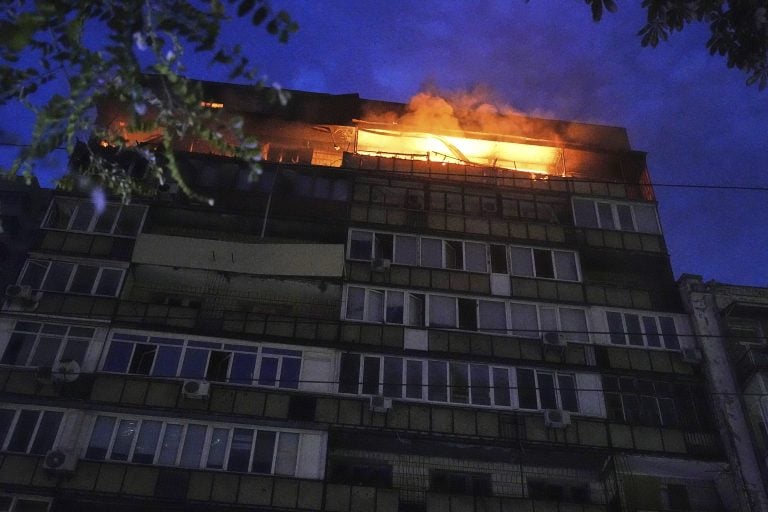 Ουκρανία: Τους 8 έφτασαν οι νεκροί από τις ρωσικές επιθέσεις στο Κίεβο (vid) Ουκρανία: Τους 8 έφτασαν οι νεκροί από τις ρωσικές επιθέσεις στο Κίεβο (vid)