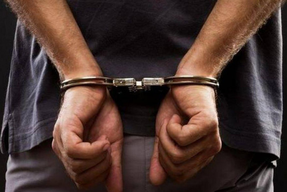Τους τσάκωσαν με διαρρηκτικά εργαλεία και χρυσαφικά-Χειροπέδες σε δύο πρόσωπα Τους τσάκωσαν με διαρρηκτικά εργαλεία και χρυσαφικά-Χειροπέδες σε δύο πρόσωπα