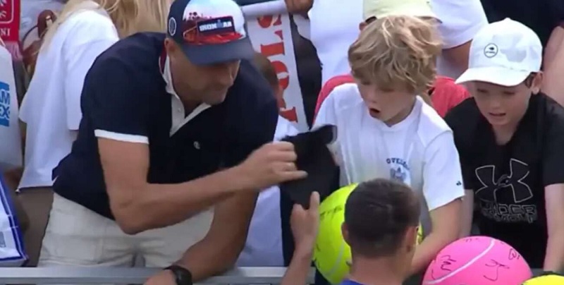 Σάλος με CEO στο US Open-Άρπαξε υπογεγραμμένο καπέλο μέσα από τα χέρια παιδιού Σάλος με CEO στο US Open-Άρπαξε υπογεγραμμένο καπέλο μέσα από τα χέρια παιδιού