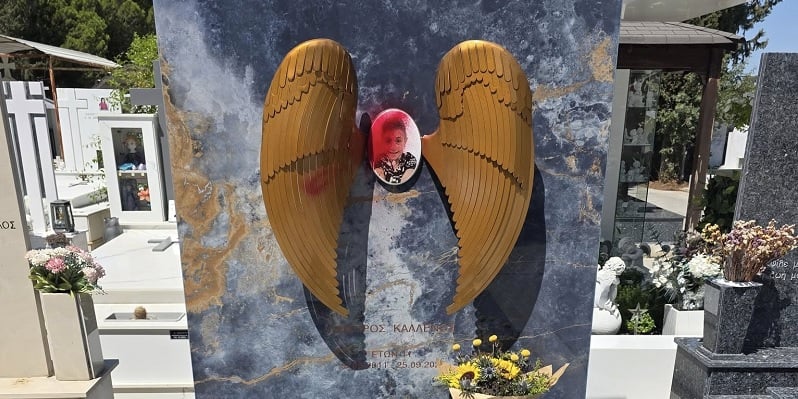 Βεβήλωσαν για δεύτερη φορά τον τάφο του μικρού Λάμπρου (PICS) Βεβήλωσαν για δεύτερη φορά τον τάφο του μικρού Λάμπρου (PICS)
