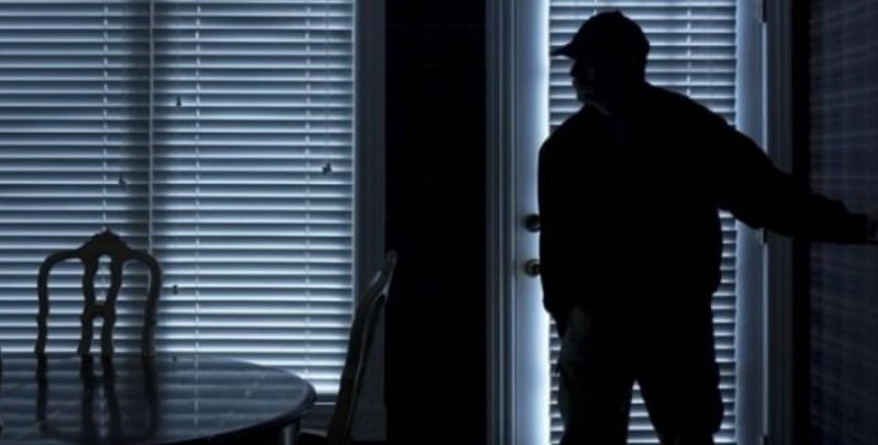 Μπούκαρε με κουκούλα στο σπίτι του στη Λεμεσό και του επιτέθηκε Μπούκαρε με κουκούλα στο σπίτι του στη Λεμεσό και του επιτέθηκε